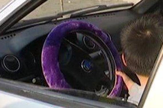 视频：3岁男童模仿父亲开车 马路撞伤路人