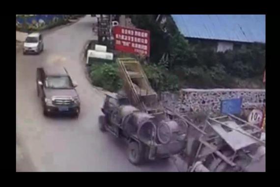 视频：为保命 他果断放弃自己的拖拉机