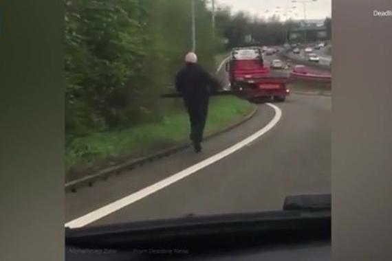 视频：司机忘拉手刹，货车“放飞自我”