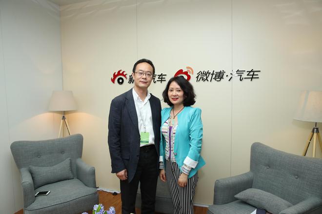 天津一汽汽车销售有限公司副总经理王志平(左)