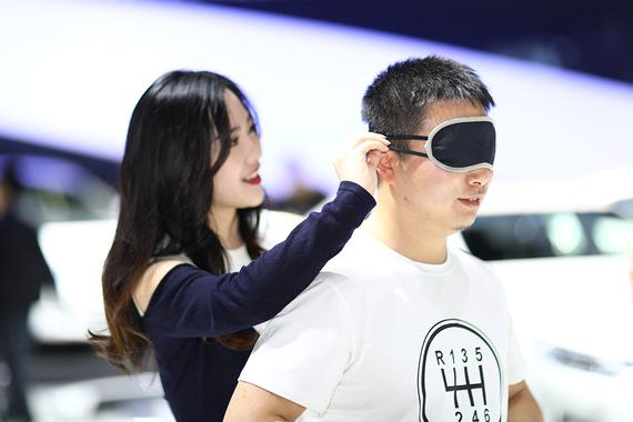 视频： 车展校花18摸，有啥新玩法？