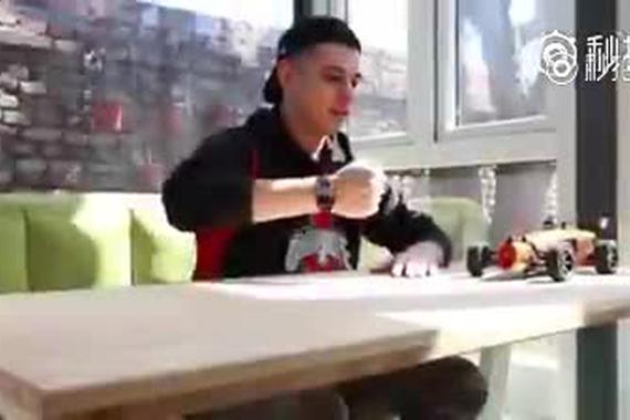 视频：手势遥控的玩具车，好想买一辆