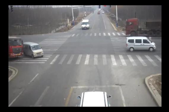视频：监控记录下面包车与死神擦肩而过