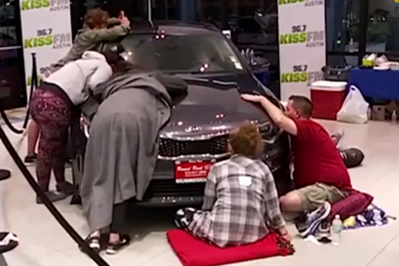 视频：跟汽车接吻50小时！起亚汽车就归你