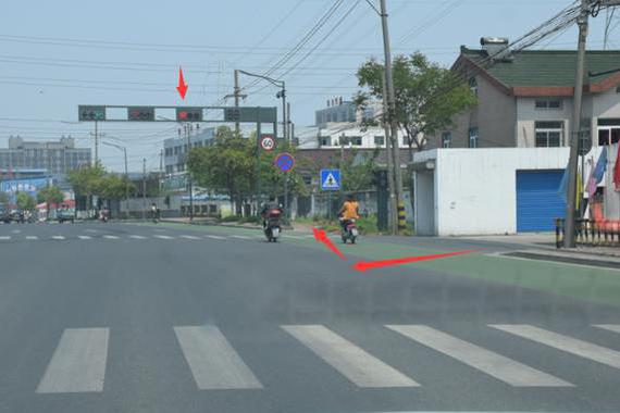 这车随便闯红灯变道，机动车不敢惹