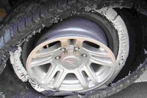 高速爆胎只能这样做，多余的动作更危险！