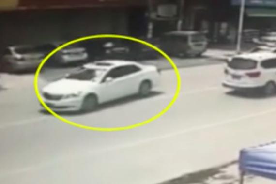 司机倒车紧张过度，漂移“完美入库”