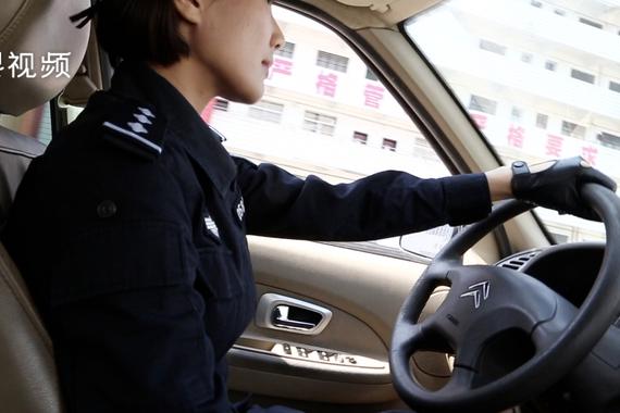 视频：80后警花真厉害！中国最牛女司机