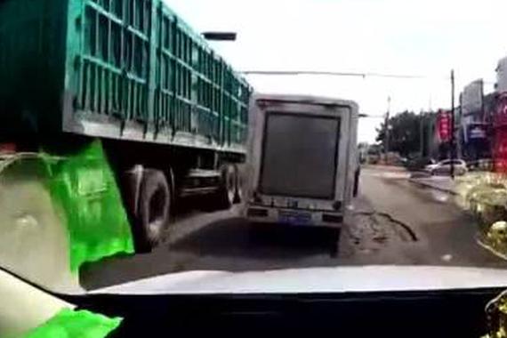 视频：大货车爆胎！把旁边的三轮车吓愣