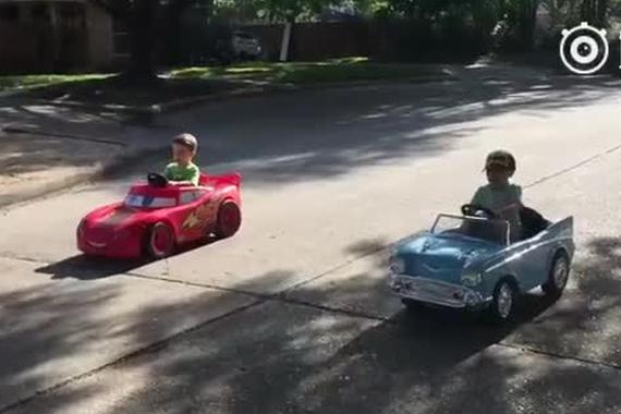 视频：抬头起步加撞车！少年车技太厉害