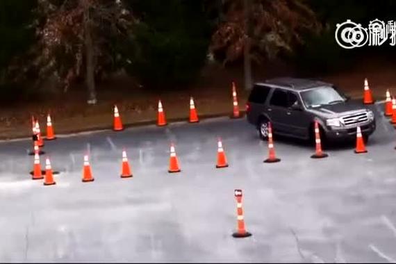 视频：双击666！战斗民族警察驾照考试