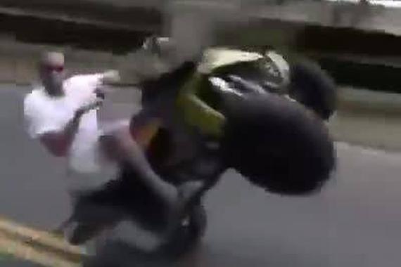 视频：不作就不会挂 大马路上演特技