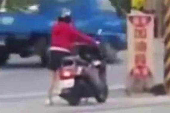 视频：女子发动不了摩托 知道真相笑哭了！