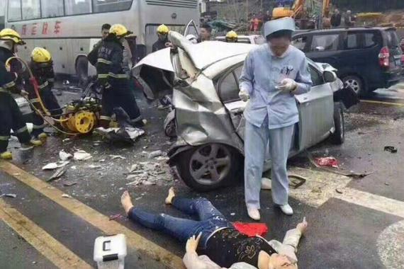 多车惨烈相撞 这得开得有多快啊！