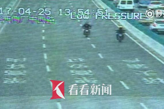 高架上演追逐战 摩托车撞警车企图逃逸