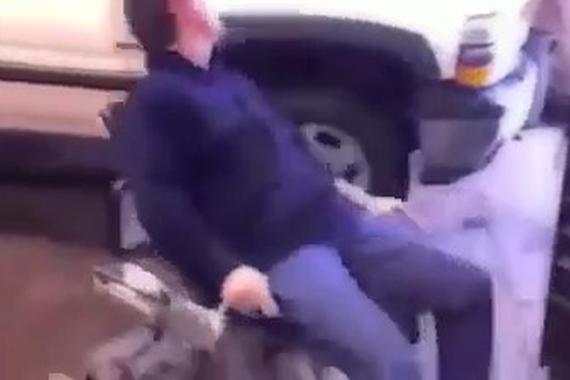 视频：这张椅子非常适合汽车修理工！