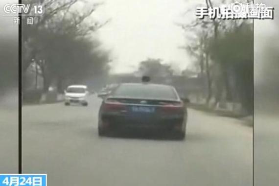视频：汽车天窗外“晒娃” 真的很危险！