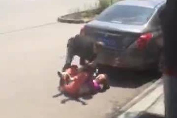 视频：男子当街持刀行凶