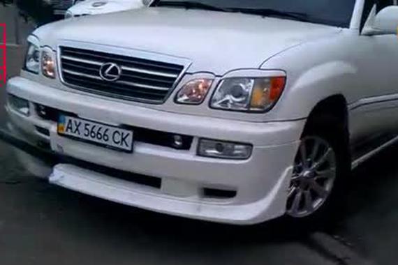 视频：大长腿女司机开雷克萨斯撞车！