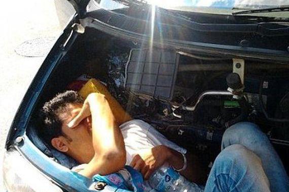 车主喝醉后上车睡觉，醒来发现被众人围观