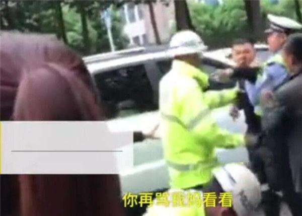 交通辅警市民对骂 驾驶人不断对辅警辱骂