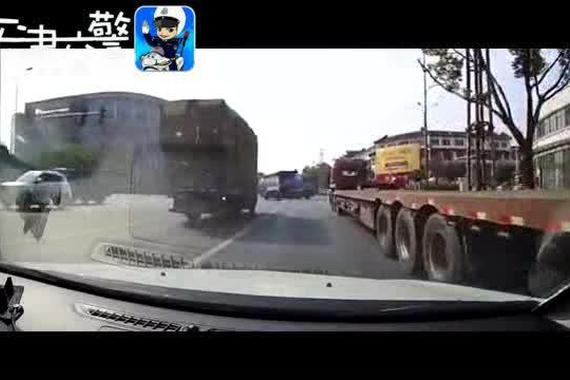 视频：大车转弯靠太近，会被“打脸”