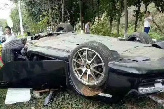 广东东莞上演速8:100多万保时捷变废铁