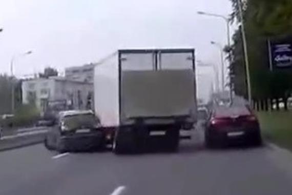 视频：解密！右侧超车到底有多危险