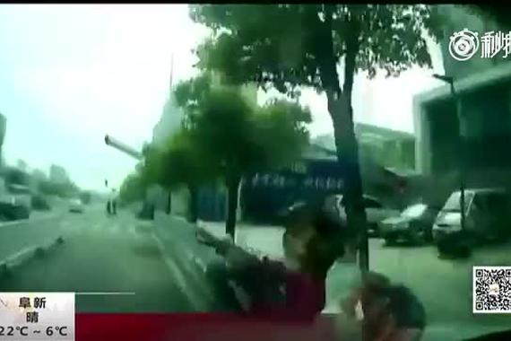 司机开车时睡着 行车记录仪拍下全程