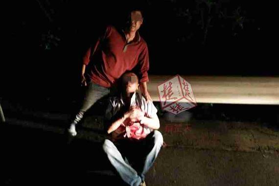 货车司机高速驾驶时被替班司机持刀刺胸