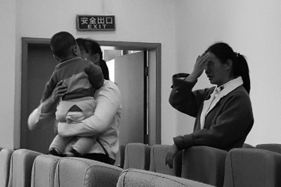 驾大货被别 路怒男唤妻儿砸车