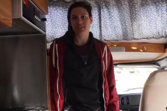 视频：一个驾驶房车流浪的美女Julie