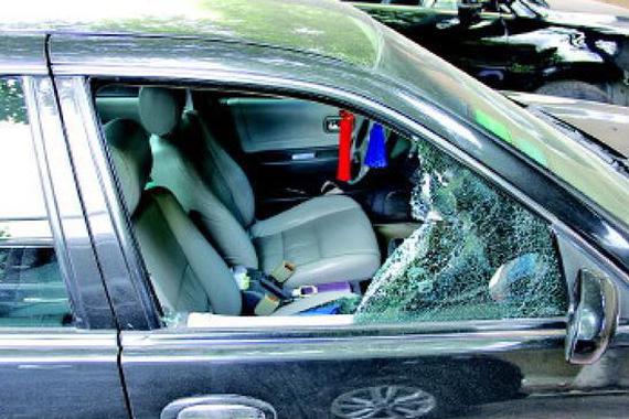 温州一女子车内割腕自杀 警察砸车窗救人