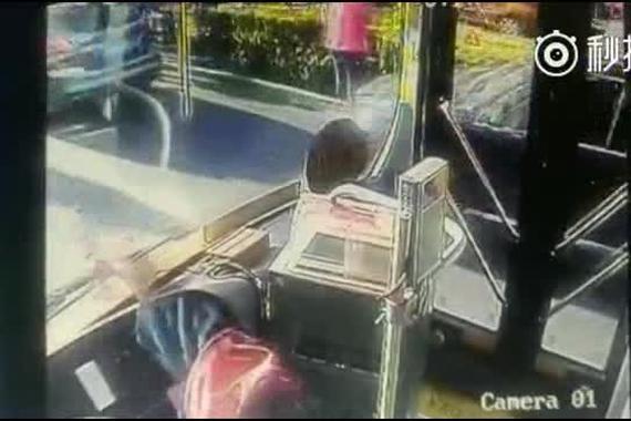 视频：小学生被公交车卷入车底致死