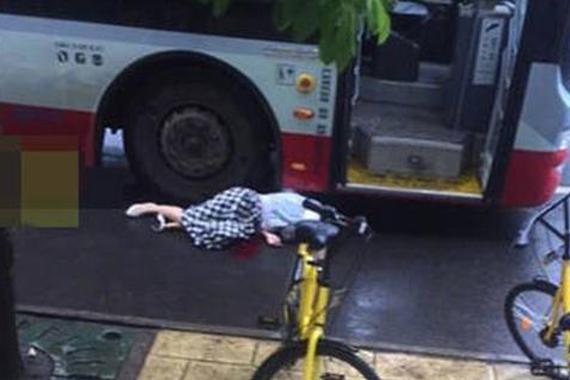 四川女子穿高跟鞋追公交 摔倒后遭碾压身亡