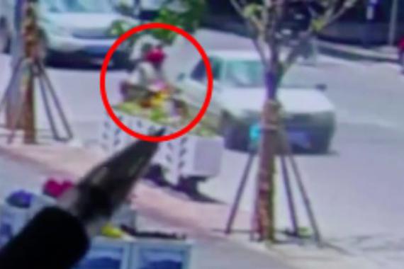 视频：忍不了！轿车逼停电动车并狂殴