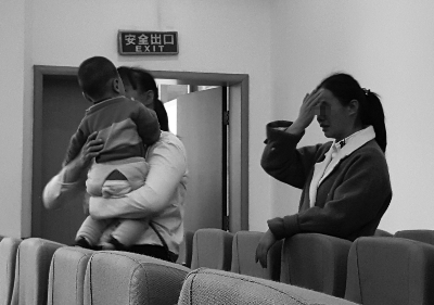 驾大货被别 路怒男唤妻儿砸车