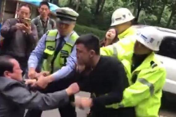 交通辅警市民对骂 驾驶人不断对辅警辱骂