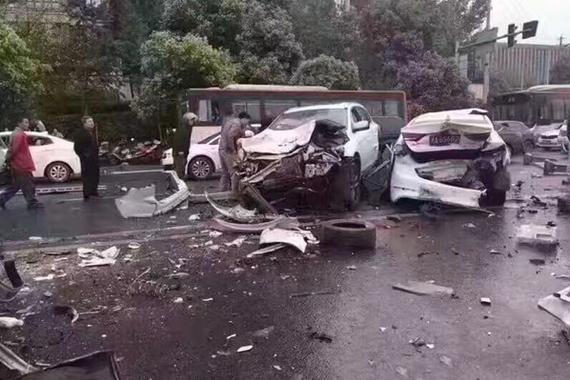 网爆成都一立交附近发生惨烈车祸 车后半截被撞碎