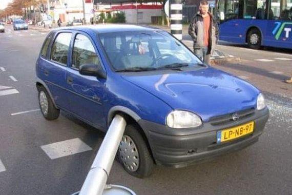 女司机失控撞路牌，交警冒一身冷汗