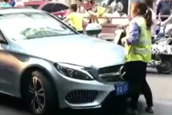 视频：就为9元停车费！奔驰车主撞收费员