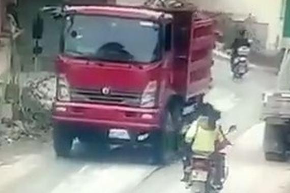 视频：远离货车的原因！它总是防不胜防