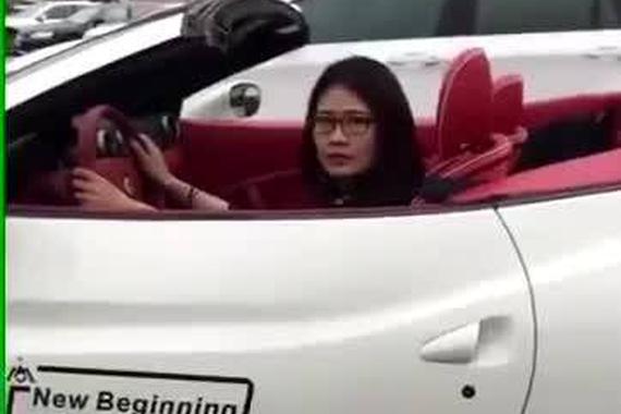 视频：低调的炫富！还调戏法拉利美女