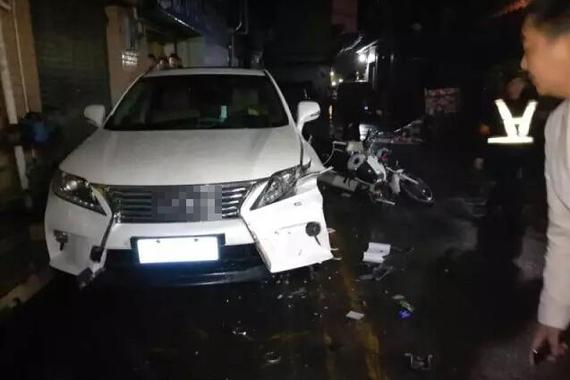 女司机撞人自首否认逃逸 前男友修车善后