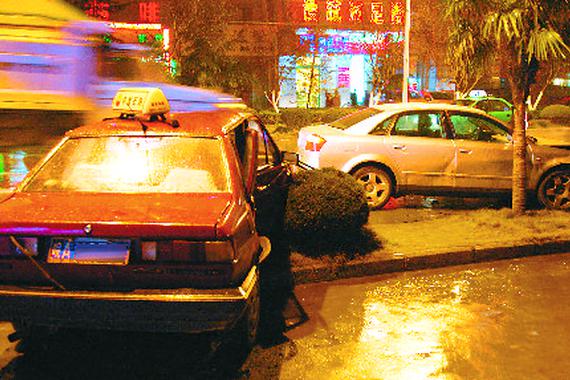 车祸后救人还是保护现场？各有各的说法