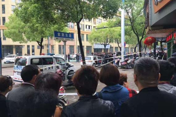 遭遇车祸车主拒绝下车 副驾驶座上竟有女尸