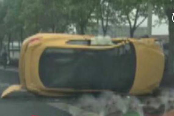 视频：跑车“诡异失控”撞站台！