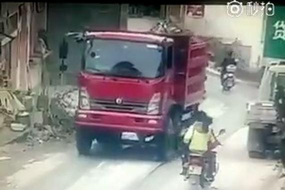 视频：意外！货车的另外一个整人绝招