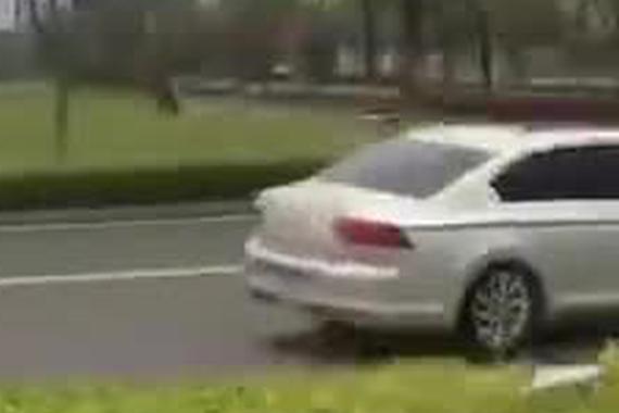 视频：别把自己当车手！过弯直接撞车