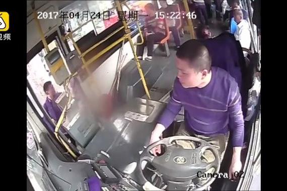 视频：土豪!一男子乘公交，投入3700元